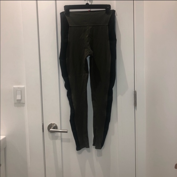 Spanx Textured Side Panel Leggings - Picture 3 of 3